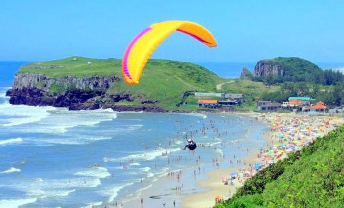Kitnet S2 Em Torres-Rs - Na Mais Bela Praia Gaucha - Cozinha - Banheiro - Ar Condicionado - Tv Smart 32' - Wi-Fi - Estacionamento - Anfitria Superhost No Bnb エクステリア 写真