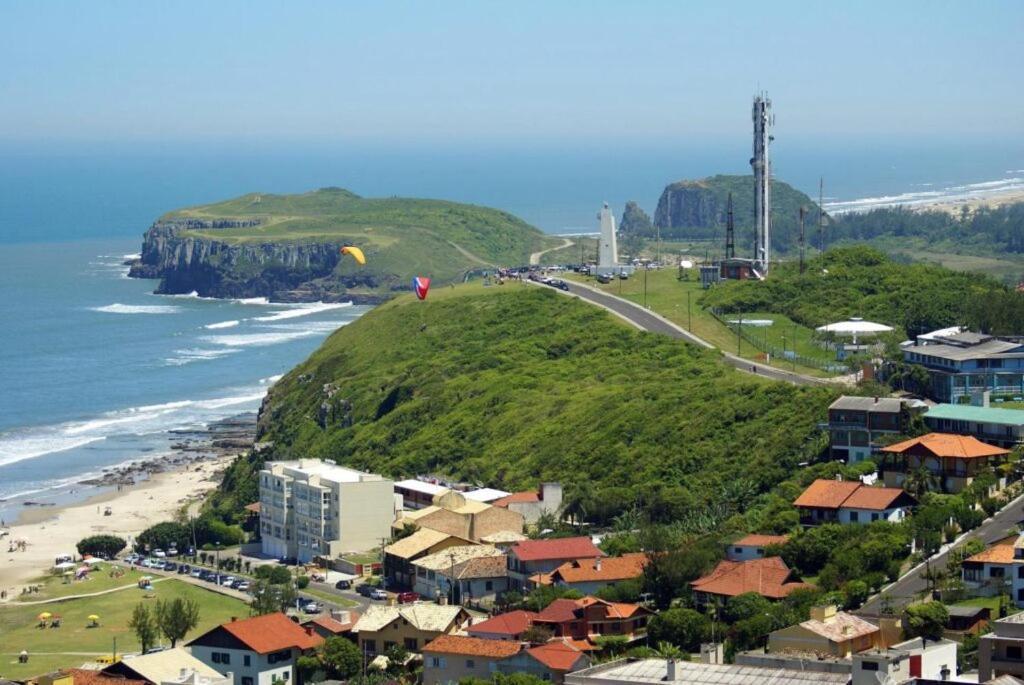 Kitnet S2 Em Torres-Rs - Na Mais Bela Praia Gaucha - Cozinha - Banheiro - Ar Condicionado - Tv Smart 32' - Wi-Fi - Estacionamento - Anfitria Superhost No Bnb エクステリア 写真
